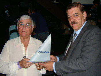 Henrique Barbosa recebendo das mãos do empresário Mauricio Pizzolante o troféu de melhor programa de rádio da região de 2012
